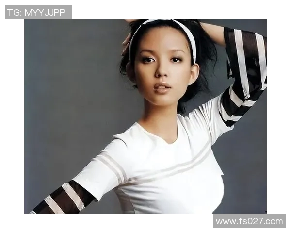 张梓琳与明星好友亲密合照展现甜美笑容引发网友热议 张梓琳与明星好友亲密合照展现甜美笑容引发网友热议